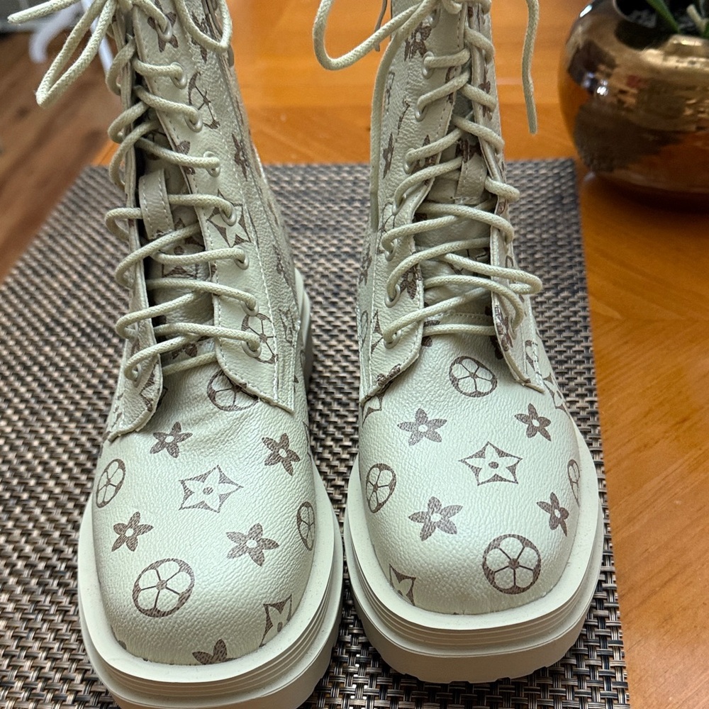NEW Cutest New boots in cream & taupe size 8